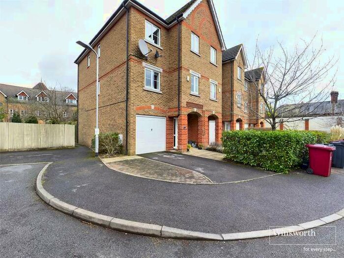 5 Bedroom Semi-Detached House To Rent In Cintra Close, Reading, Berkshire, RG2