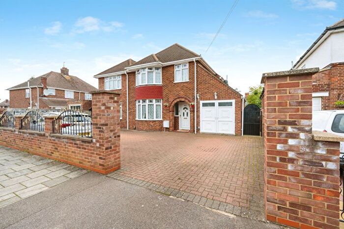 7 Bedroom Detached House For Sale In Honey Hill Road, Bedford, MK40