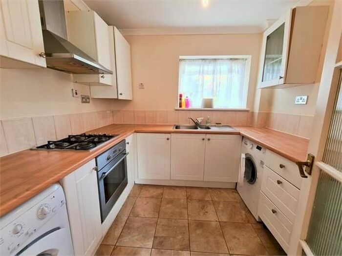 2 Bedroom Flat To Rent In Grovewood Court, The Grove, TW7