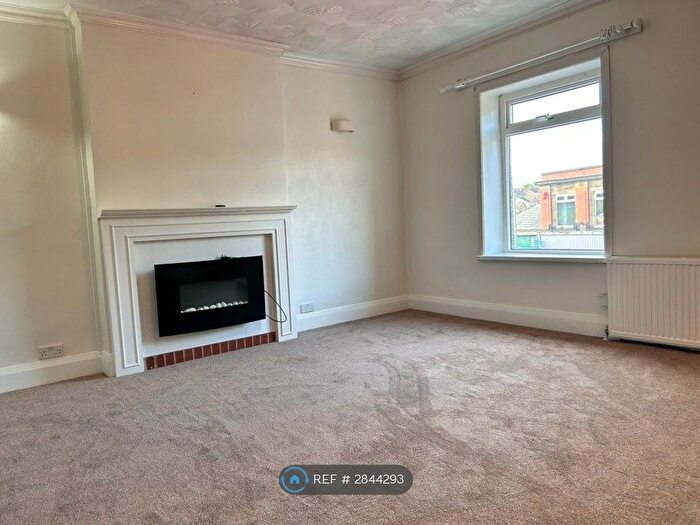 3 Bedroom Flat To Rent In Nab Lane, Mirfield, WF14