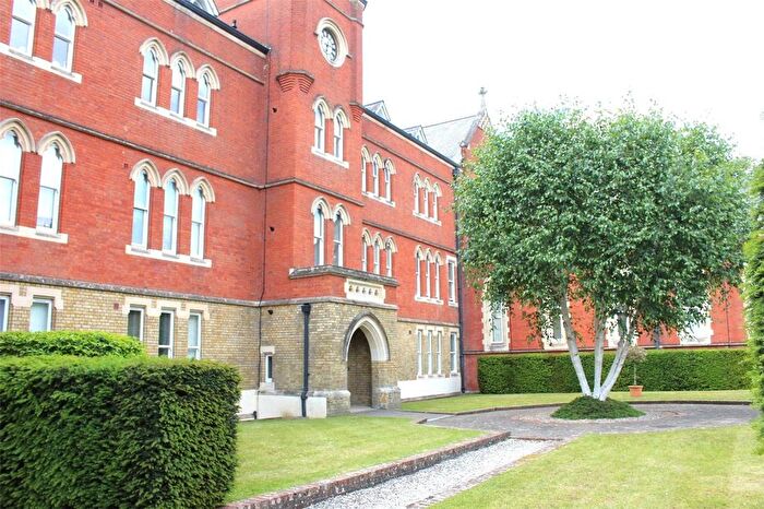 2 Bedroom Flat For Sale In Farnborough Road, Farnborough, Hampshire, GU14