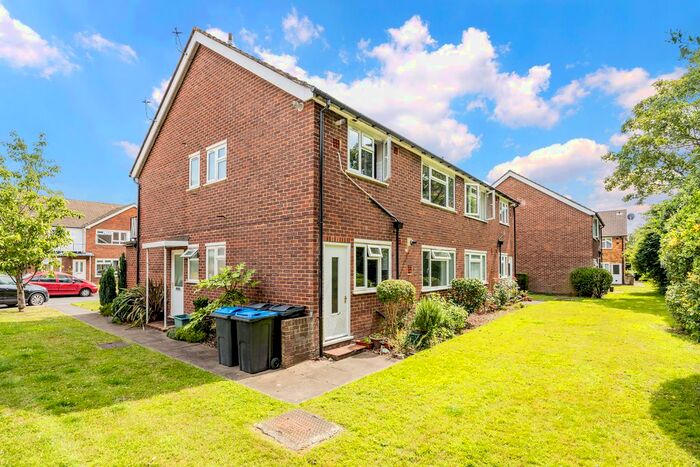 2 Bedroom Maisonette To Rent In Oakenshaw Close, Surbiton, KT6