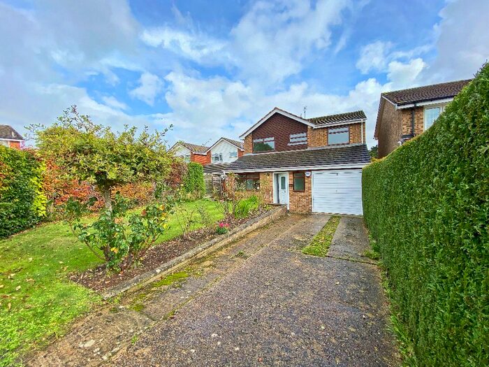 4 Bedroom Detached House To Rent In Oak Hanger Close, RG27