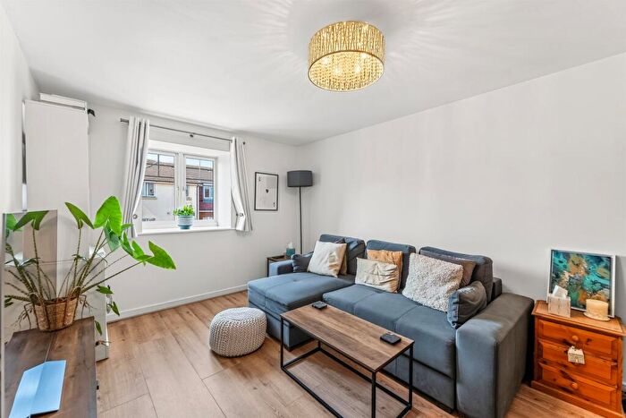 2 Bedroom Flat For Sale In Schoolgate Drive, Morden, SM4