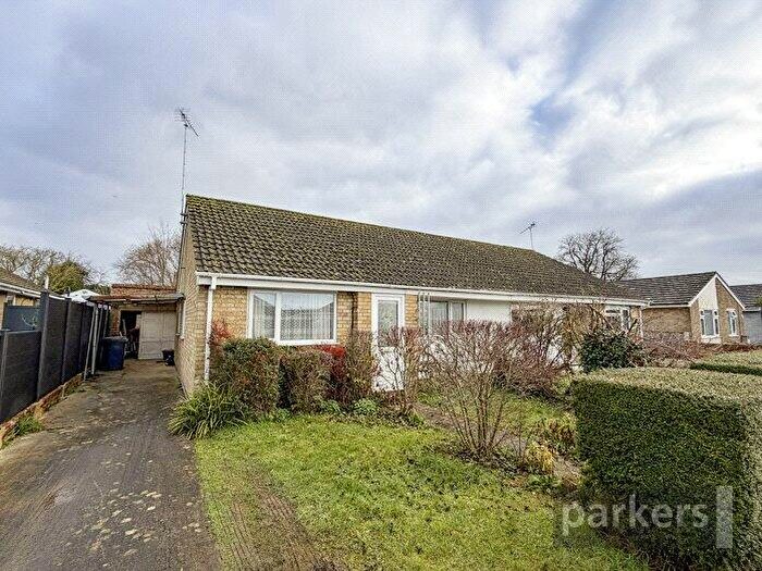 3 Bedroom Bungalow For Sale In Stoneleigh Drive, Carterton, Oxfordshire, OX18