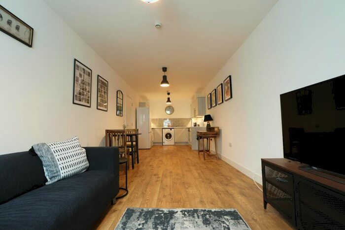 3 Bedroom Flat To Rent In Gloucester Road, Patchway, Bristol, BS34