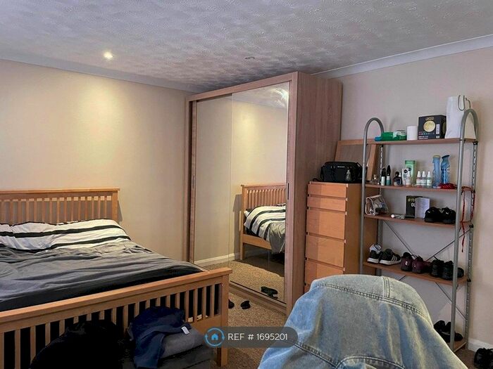 3 Bedroom Flat To Rent In Bishops Rise, Hatfield, AL10