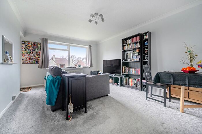 2 Bedroom Flat For Sale In Athenaeum Road, Whetstone, N20