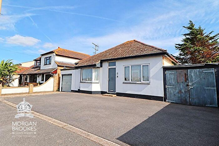 3 Bedroom Bungalow For Sale In Park Avenue, Canvey Island, SS8