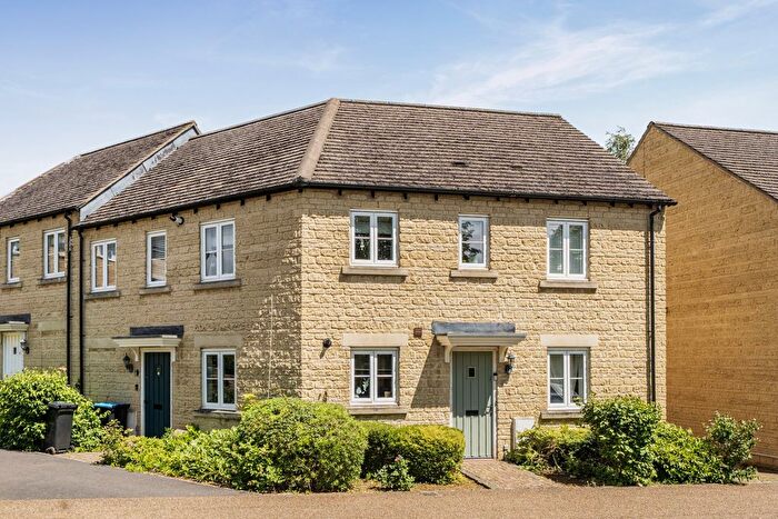 2 Bedroom Maisonette For Sale In Bluebell Way, Carterton, Oxfordshire, OX18