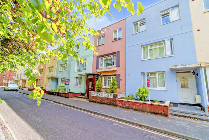 4 Bedroom House To Rent In Broad Green, Southampton, SO14