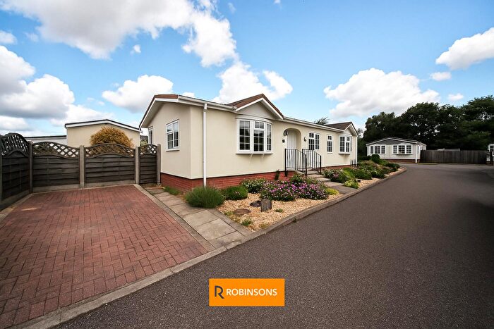 3 Bedroom Park Home For Sale In Collinswood Residential Park, Caddington, LU1