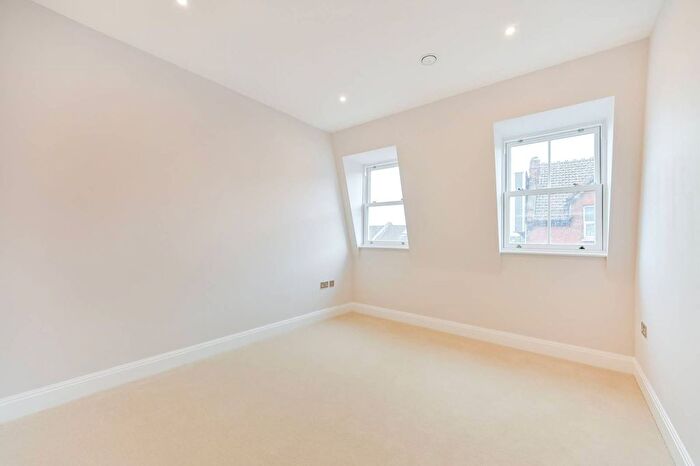 2 Bedroom Flat For Sale In Merton Road, South Wimbledon, London, SW19