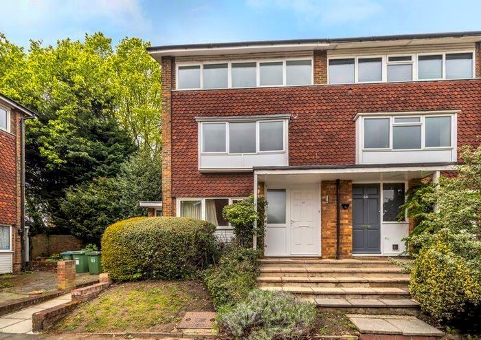 2 Bedroom Maisonette To Rent In Oakways, London, Greater London, SE9