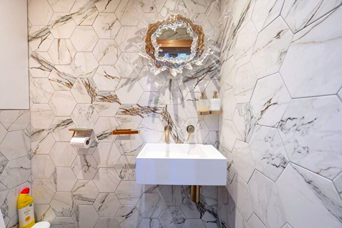 5 Bedroom Property To Rent In Salmon Street, Kingsbury, London, NW9