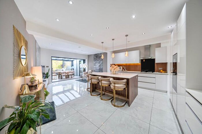 4 Bedroom End Of Terrace House For Sale In Wilmer Way, London, N14