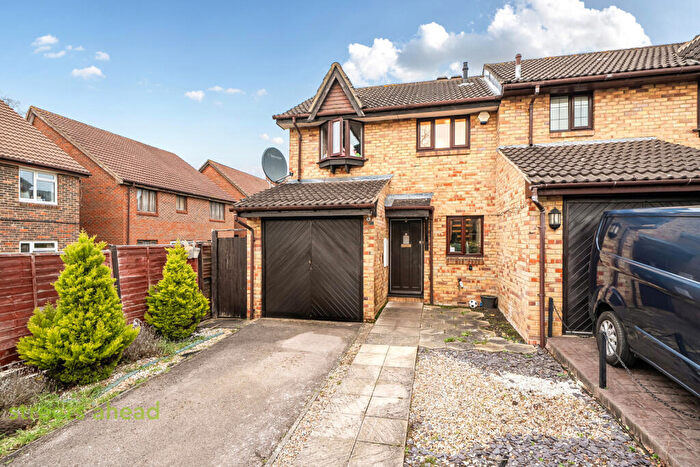 2 Bedroom End Of Terrace House For Sale In Basil Gardens, Shirley Oaks, Croydon, CR0