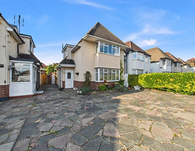 3 Bedroom Detached House For Sale In The Fairway, Ruislip, HA4