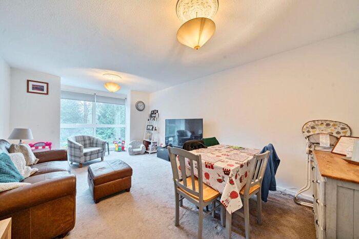 2 Bedroom Flat For Sale In Cardwell Crescent, Sunninghill, SL5