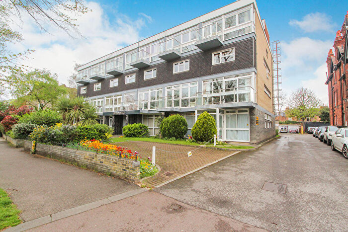 3 Bedroom Ground Maisonette For Sale In The Embankment, Bedford, MK40