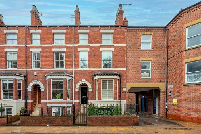 3 Bedroom Town House To Rent In Gillygate, York, YO31