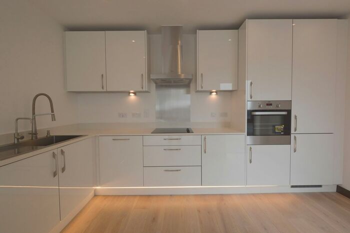 2 Bedroom Flat To Rent In Fairfax Drive, Westcliff On Sea, SS0