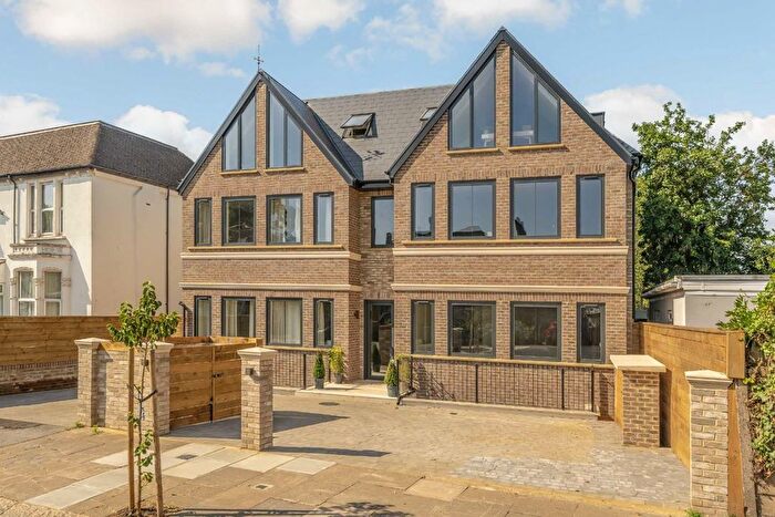 3 Bedroom Flat For Sale In Creswick Road, Acton, W3