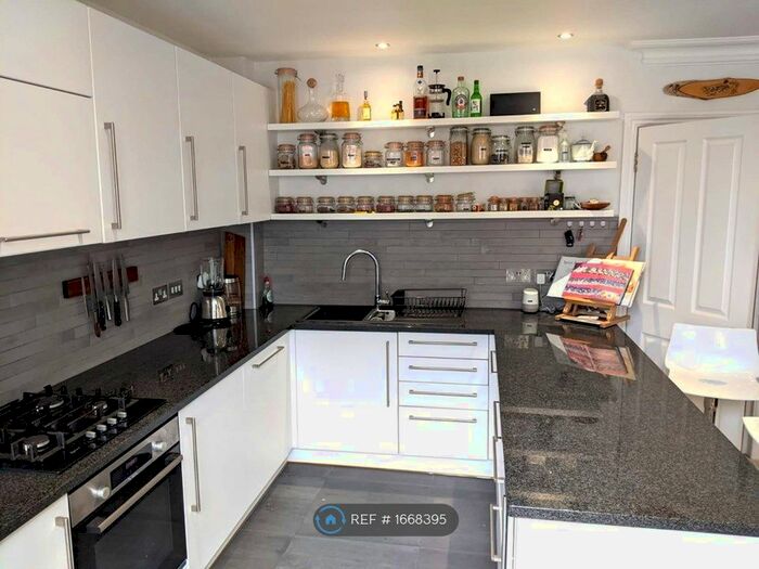 2 Bedroom Flat To Rent In Berwick Court, London, SE1