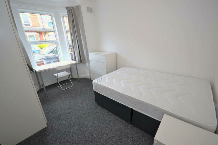 6 Bedroom Terraced House To Rent In Grange Avenue, Reading, Berkshire, RG6