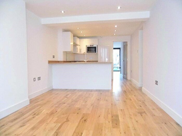 2 Bedroom Apartment To Rent In Queens Avenue, Finchley, London, N3