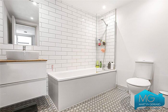 3 Bedroom Flat For Sale In Brecknock Road, Holloway, London, N19