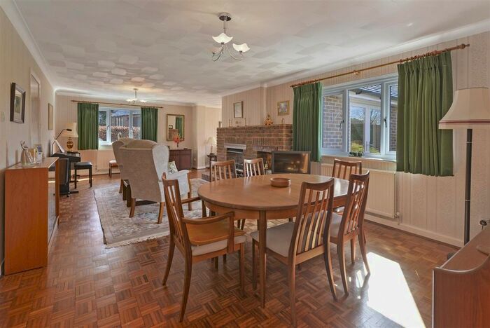 4 Bedroom Detached House For Sale In Oast Court, Yalding, Maidstone, ME18