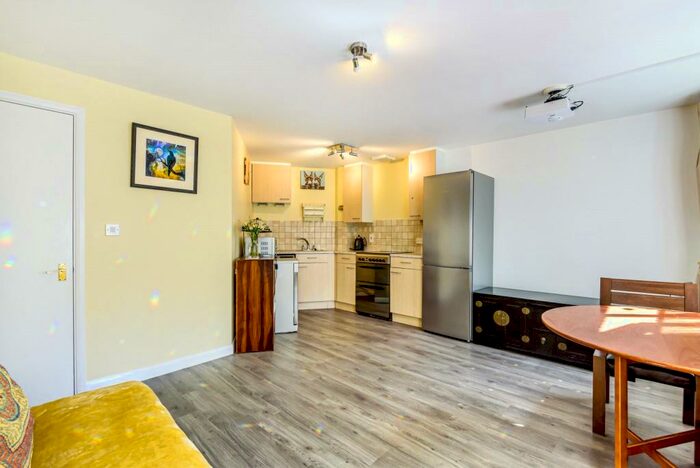 1 Bedroom Flat To Rent In Carisbrooke House, Seven Kings Way, Kingston Upon Thames, KT2