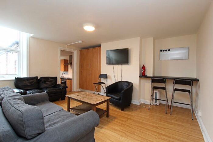 6 Bedroom Flat To Rent In Myrtle Grove, Jesmond, Newcastle Upon Tyne, NE2