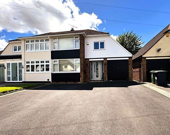 3 Bedroom Semi-Detached House For Sale In Lea View, Willenhall, WV12
