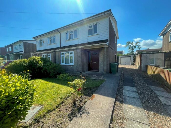 3 Bedroom House To Rent In St. Andrews Road, Yeadon, LS19