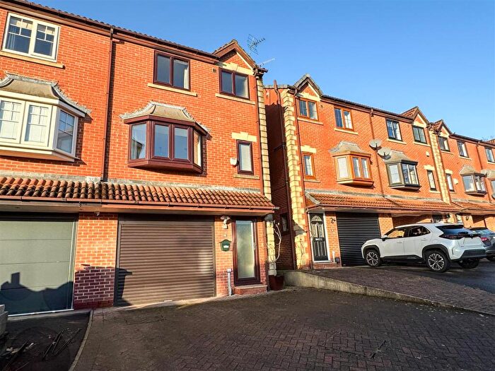 3 Bedroom Semi-Detached House For Sale In Don Avenue, Wharncliffe Side, S35