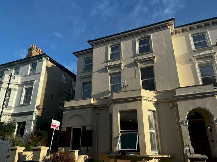1 Bedroom Apartment To Rent In Upperton Gardens, Eastbourne, BN21