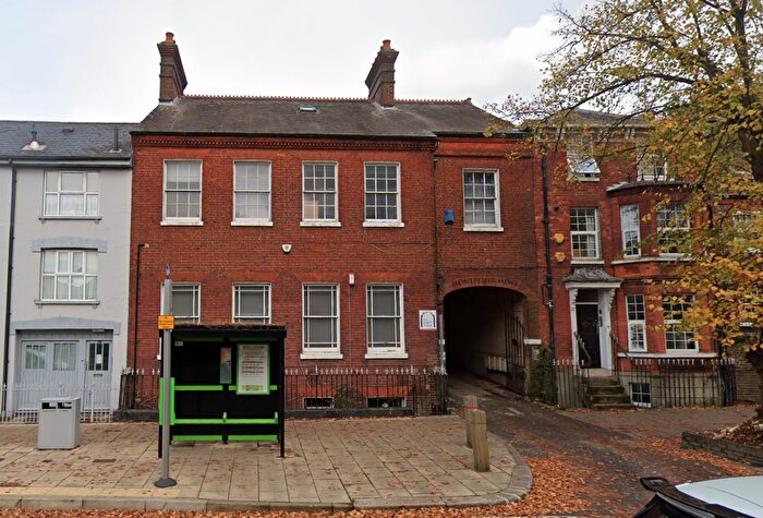 2 Bedroom House For Sale In High Street South, Dunstable, LU6