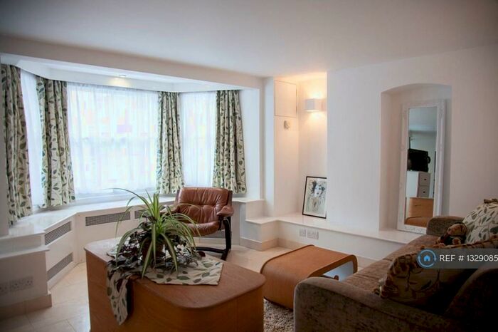 Studio To Rent In Ickburgh Road, London, E5