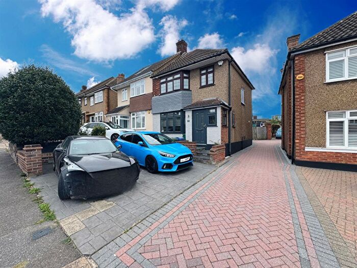 3 Bedroom Semi-detached House For Sale In Woodbrooke Way, Corringham, SS17
