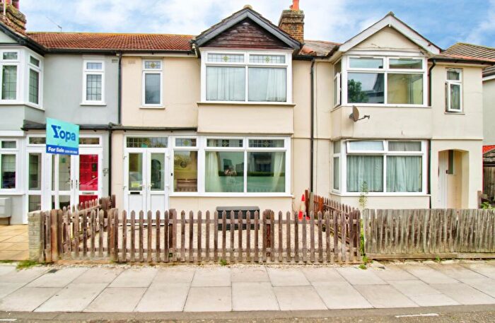 3 Bedroom Terraced House For Sale In Mildmay Road, Romford, RM7