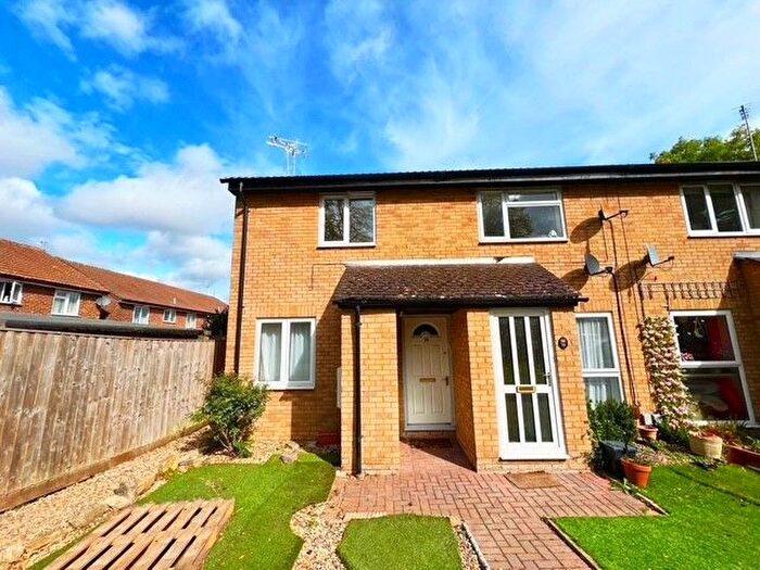 2 Bedroom Maisonette To Rent In Fox Wood, Swindon, SN5