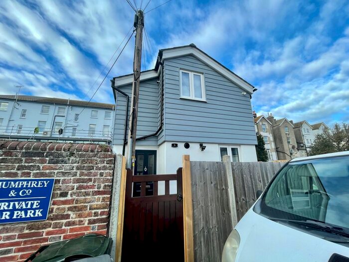 1 Bedroom Detached House To Rent In Avenue Lane, Eastbourne BN21