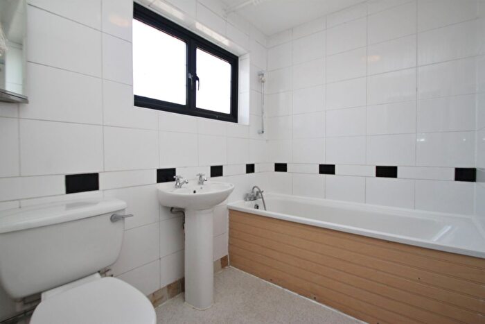 3 Bedroom Flat To Rent In Market Place, Abridge, Romford, RM4