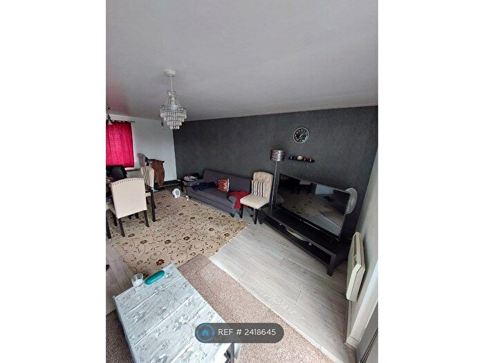 2 Bedroom Flat To Rent In Signal Drive, Manchester, M40