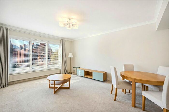 3 Bedroom Flat To Rent In Montrose Court, Exhibition Road, SW7
