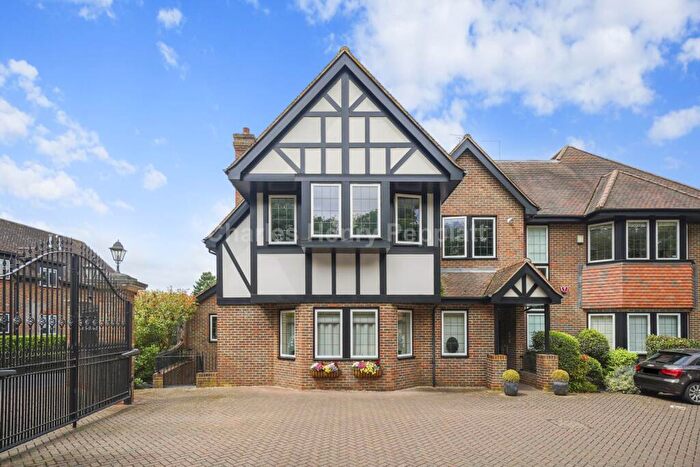 2 Bedroom Apartment For Sale In Greenoak Place, Cockfosters Road, EN4