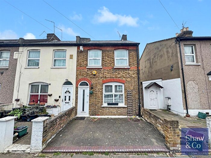 3 Bedroom End Of Terrace House To Rent In Alexandra Road, Hounslow, TW3