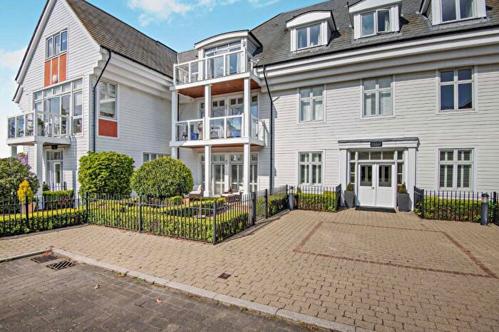 2 Bedroom Flat For Sale In Rougemont, Kings Hill, West Malling, Kent, ME19
